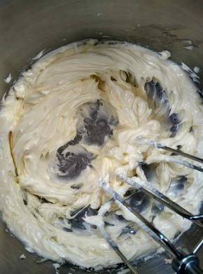 用电动打蛋器中速打发，打到微微发白即可