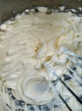 加入牛奶和糖的混合液，注意液体不能是凉的但是也不能太热，不烫手即可，分次加入黄油中，每一次都要用打蛋器打到完全混合