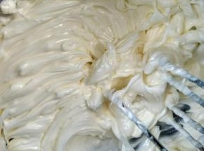加入牛奶和糖的混合液，注意液体不能是凉的但是也不能太热，不烫手即可，分次加入黄油中，每一次都要用打蛋器打到完全混合