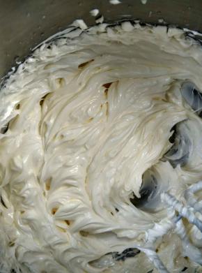 混合后再打发一会，呈羽毛状