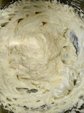 加入奶粉用刮刀搅拌均匀