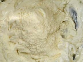 加入奶粉用刮刀搅拌均匀