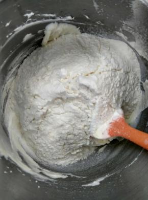 再筛入低粉，搅拌均匀。不要搅拌过度，没有干粉即可