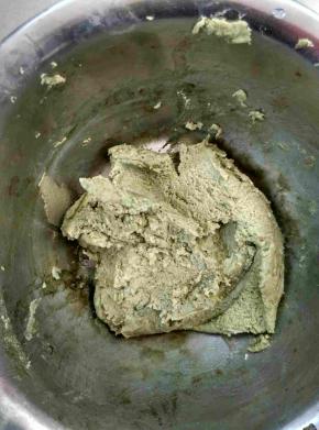 取一半的面团加入抹茶搅拌均匀