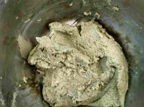 取一半的面团加入抹茶搅拌均匀