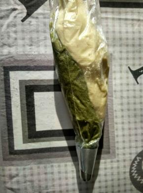 把搅拌均匀的原味和抹茶味的面团装入裱花袋里