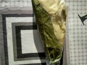 把搅拌均匀的原味和抹茶味的面团装入裱花袋里