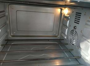 这时候烤箱预热150度