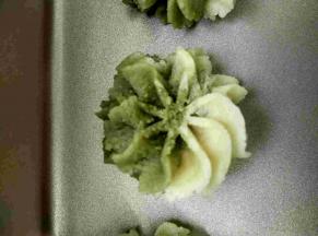 选用自己喜欢的裱花嘴挤出花型