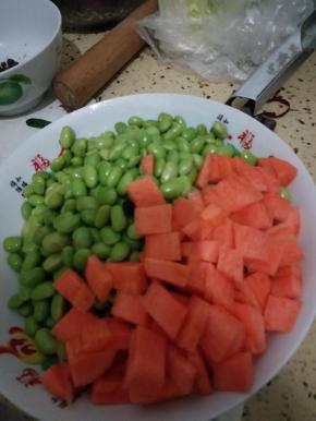 青豆洗净用开水煮一下，胡萝卜切丁