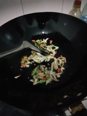 热锅入油放入作料炒香