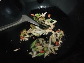 热锅入油放入作料炒香