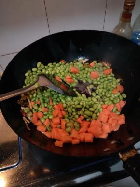 加入青豆和胡萝卜翻炒