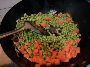 加入青豆和胡萝卜翻炒