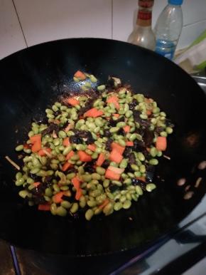 加入盐翻炒均匀