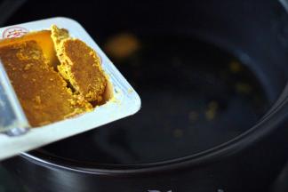 放入安记中辣咖喱块