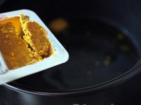 放入安记中辣咖喱块