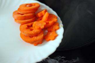 先加入胡萝卜进行焯水