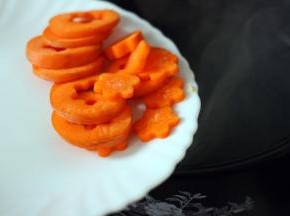 先加入胡萝卜进行焯水