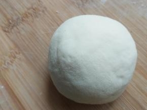 家里总是常备胡萝卜，蔬菜，紫薯，南瓜等，总想着做面食时用到，今天就又弄了两种色，这个是原色面团