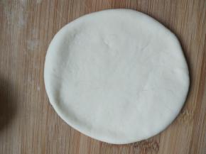 把原色面团擀面开