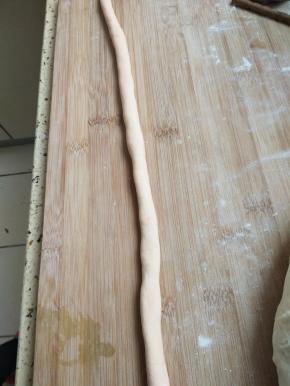 黄色面团弄成条