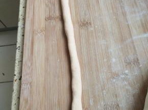 黄色面团弄成条