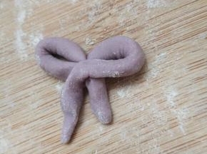 做个紫色的蝴蝶结