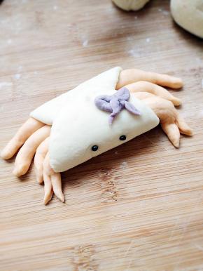 放在螃蟹上，在加两个花椒粒，可爱吧