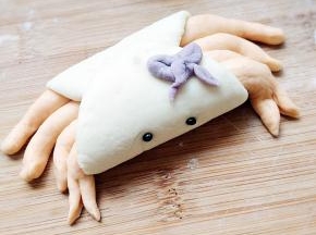 放在螃蟹上，在加两个花椒粒，可爱吧