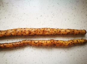 铁棍山药洗净，外皮很多泥