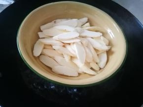 锅烧热水，水开后，将切薄片的铁棍山药放入，改中大火蒸12或15分钟