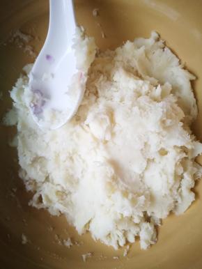 用勺子趁热压碎，看得见的干粉，这就是铁棍山药，天冷，放在温暖的地方保温