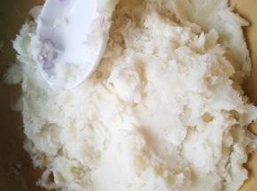 用勺子趁热压碎，看得见的干粉，这就是铁棍山药，天冷，放在温暖的地方保温