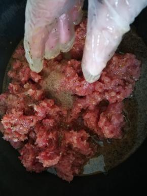 瘦肉馅，自己搅的，纯瘦肉馅，放入盐，生抽，蚝油，白糖，黑胡椒，淀粉，适量水，搅拌均匀待用