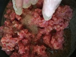 瘦肉馅，自己搅的，纯瘦肉馅，放入盐，生抽，蚝油，白糖，黑胡椒，淀粉，适量水，搅拌均匀待用