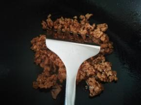 取适量肉馅放入烧热倒了油的锅中翻炒，热锅凉油，这样不容易粘锅