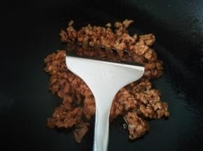 取适量肉馅放入烧热倒了油的锅中翻炒，热锅凉油，这样不容易粘锅