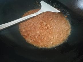 再给点生抽，炒匀，然后加适量开水，焖煮一会