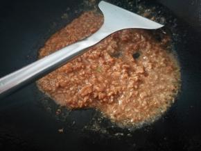 倒入肉馅中，迅速翻炒，好了