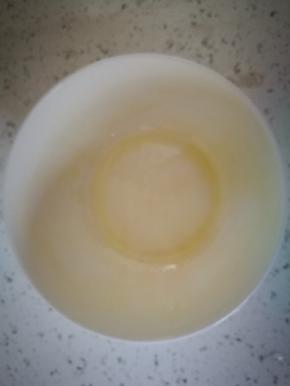 取一个圆形小碗，锅中刷满少许橄榄油，一会吃的时候不会有其他味道的，如果你担心，可以刷一层薄薄的软化黄油