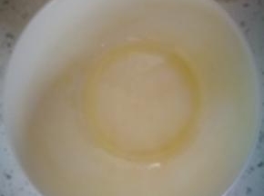 取一个圆形小碗，锅中刷满少许橄榄油，一会吃的时候不会有其他味道的，如果你担心，可以刷一层薄薄的软化黄油