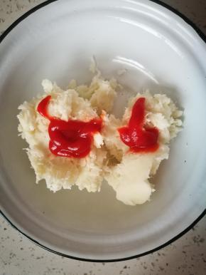 山药泥里加点番茄酱，稍微拌下就行