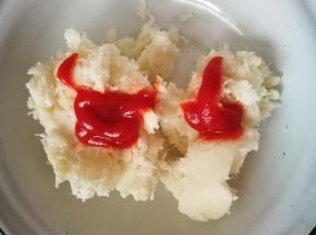 山药泥里加点番茄酱，稍微拌下就行