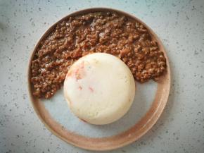 倒扣到盘子里，将锅中的肉馅倒在旁边，如果你喜欢浇在山药上也是可以的