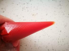 裱花袋里装适量番茄酱