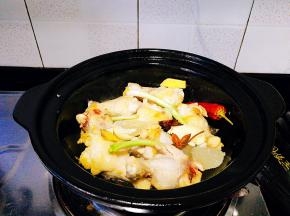 放入冰糖，葱白，八角，干辣椒，蒜头，姜片