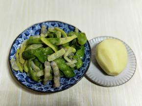 准备好食材。东北油豆，去筋，去根，去尖，焯水。