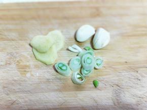 葱姜蒜去皮切碎。