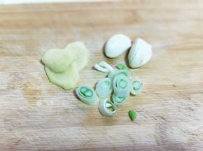 葱姜蒜去皮切碎。